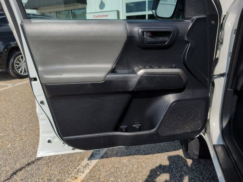 Used 2019 Toyota Tacoma SR5 AWD/4WD image 13