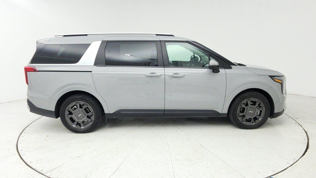 Used 2025 Kia Carnival EX FWD image 8