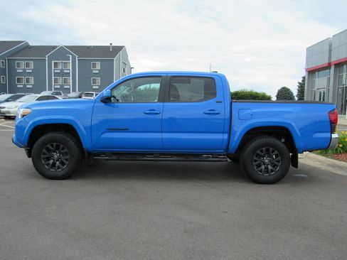 Used 2020 Toyota Tacoma SR5 w/ Blackout Package AWD/4WD image 9