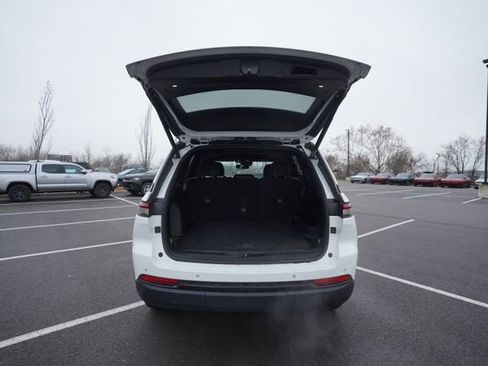 Used 2023 Jeep Grand Cherokee Altitude image 18