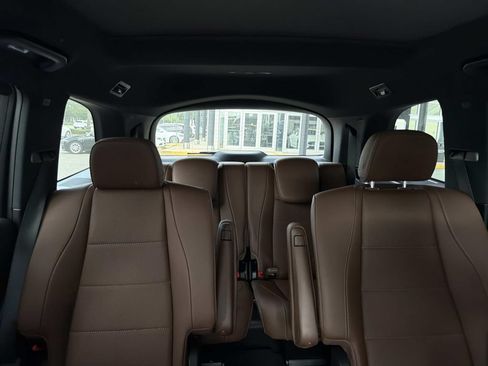 Used 2024 Mercedes-Benz GLS 450 4MATIC image 9
