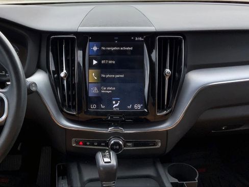 Used 2020 Volvo XC60 T5 Momentum image 7