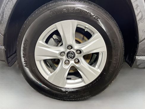 Used 2019 Toyota RAV4 XLE w/ Convenience Package FWD image 14