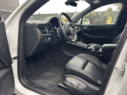 Certified 2025 Porsche Macan image 15