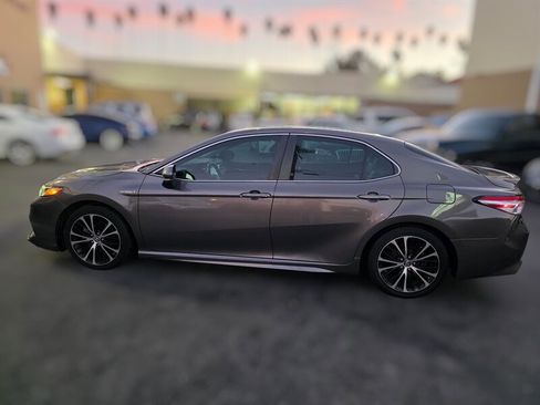 Used 2018 Toyota Camry SE image 3
