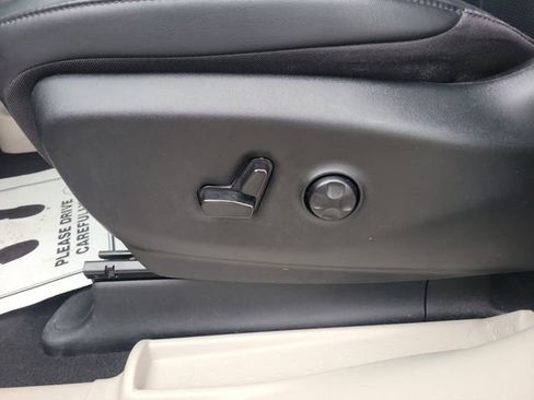 Used 2024 Chrysler Pacifica Touring-L FWD image 17