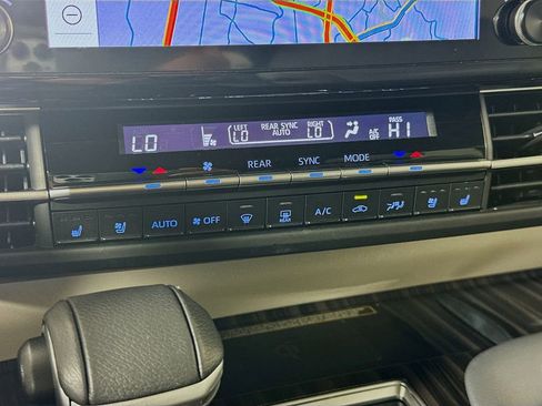 Used 2024 Toyota Sienna Limited image 18