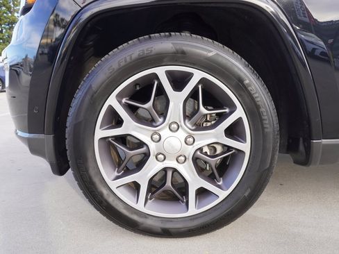 Used 2018 Jeep Grand Cherokee Limited image 24