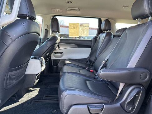 Used 2023 Kia Carnival LX image 20