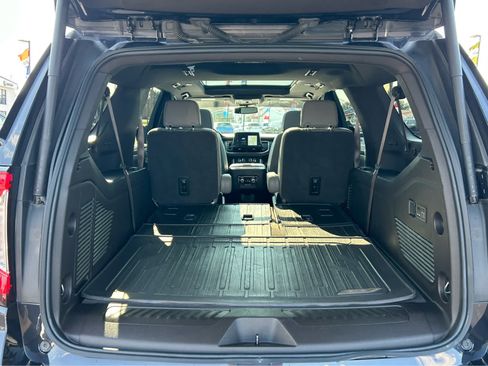 Used 2023 GMC Yukon XL SLT w/ SLT Premium Package AWD/4WD image 8