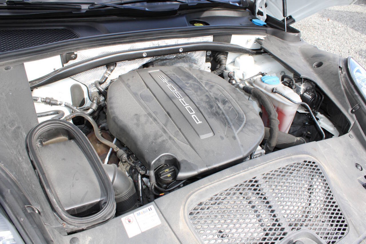 Used 2017 Porsche Macan AWD/4WD image 27