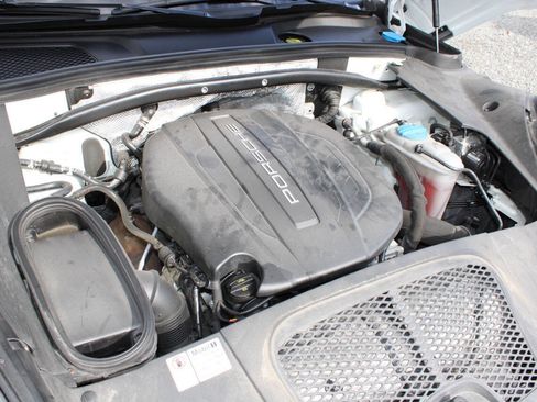 Used 2017 Porsche Macan AWD/4WD image 27