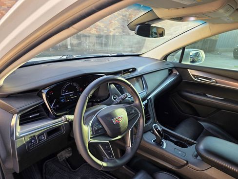 Used 2017 Cadillac XT5 Luxury w/ Driver Awareness Package image 18