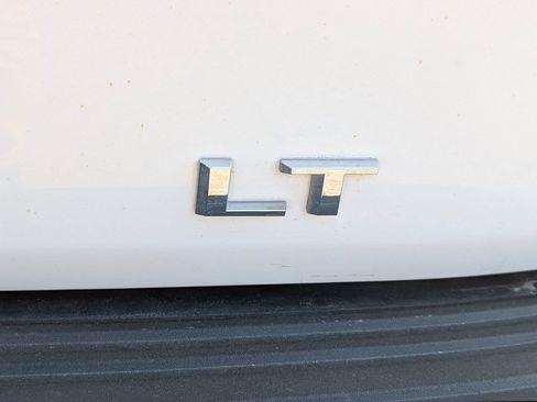 Used 2024 Chevrolet Suburban LT RWD image 8