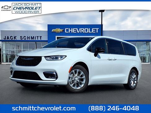 Used 2026 Chrysler Pacifica Limited FWD image 1