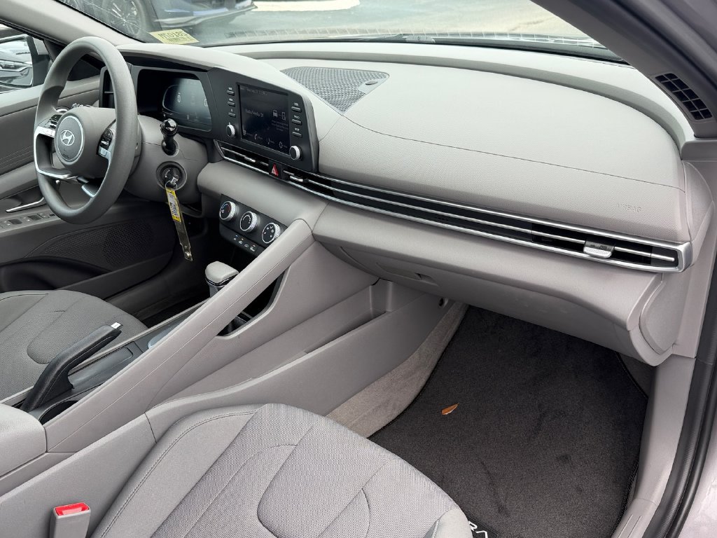 Used 2025 Hyundai Elantra SE FWD image 16