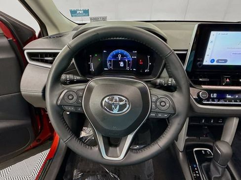 Used 2025 Toyota Corolla Cross XLE w/ Convenience Package FWD image 11