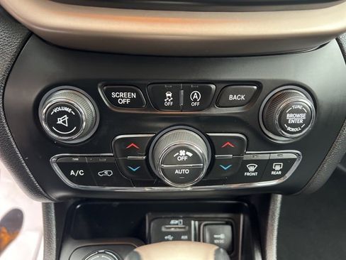 Used 2017 Jeep Cherokee Limited image 28