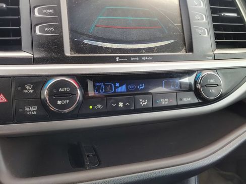 Used 2017 Toyota Highlander Plus AWD/4WD image 18