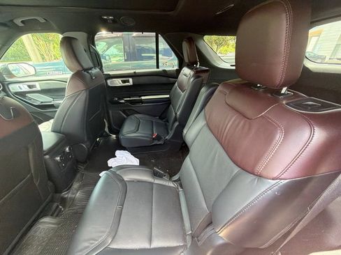 Used 2023 Ford Explorer Platinum w/ Technology Package AWD/4WD image 16