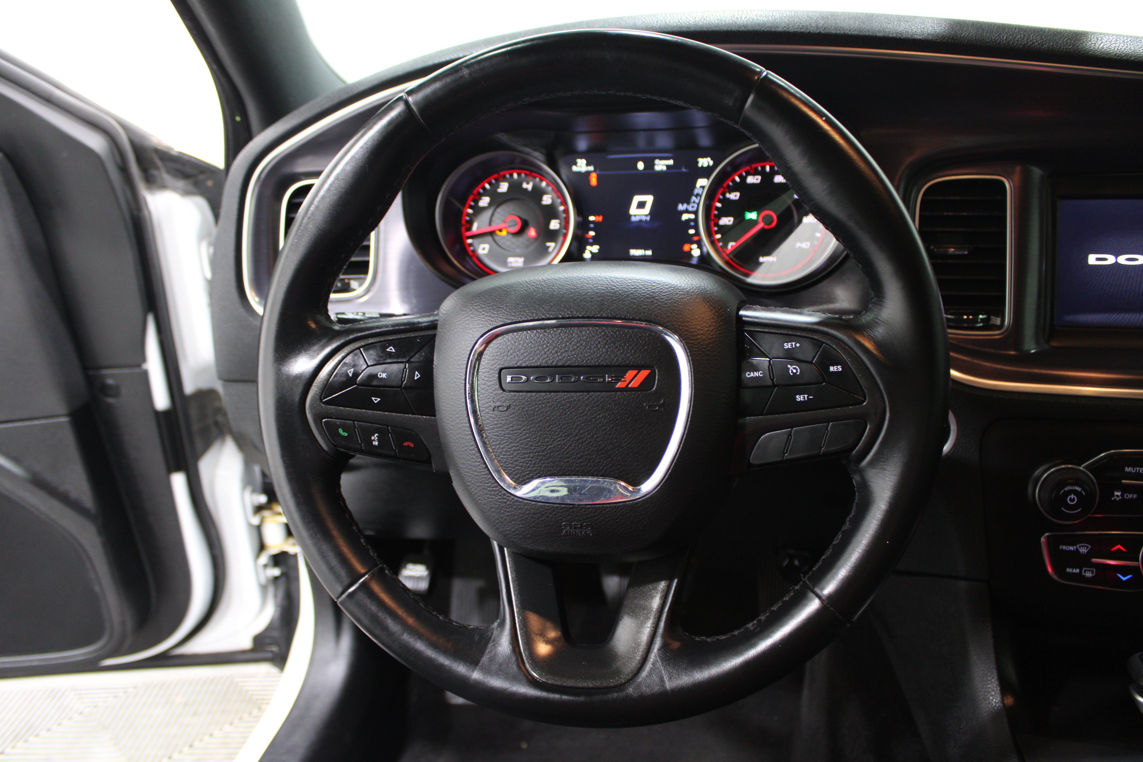 Used 2018 Dodge Charger SXT RWD image 8