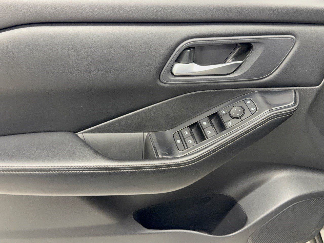 Used 2025 Nissan Rogue SV AWD/4WD image 14