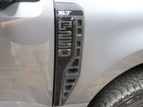 Used 2024 Ford F250 XLT w/ Black Appearance Package AWD/4WD image 9
