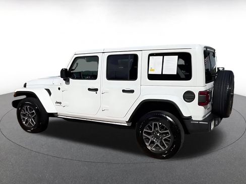 Used 2025 Jeep Wrangler Unlimited Sahara AWD/4WD image 10