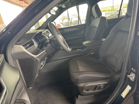 Used 2024 Jeep Grand Cherokee Laredo X RWD image 9
