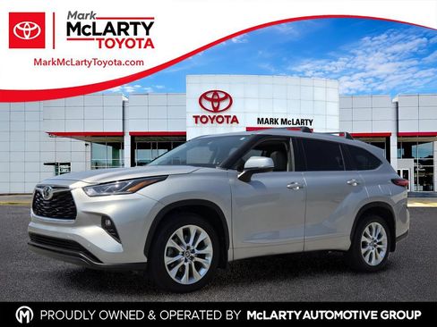 Used 2023 Toyota Highlander Limited FWD image 1