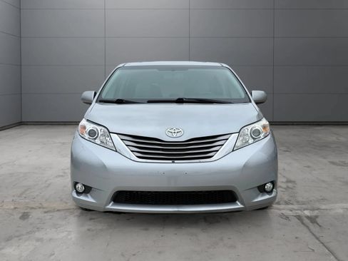 Used 2017 Toyota Sienna XLE Premium AWD/4WD image 2