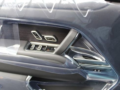 New 2026 Land Rover Range Rover Long Wheelbase SE image 18