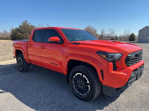 Used 2024 Toyota Tacoma TRD Sport w/ TRD Sport Upgrade Package image 3