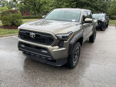 Used 2025 Toyota Tacoma TRD Off-Road AWD/4WD image 5