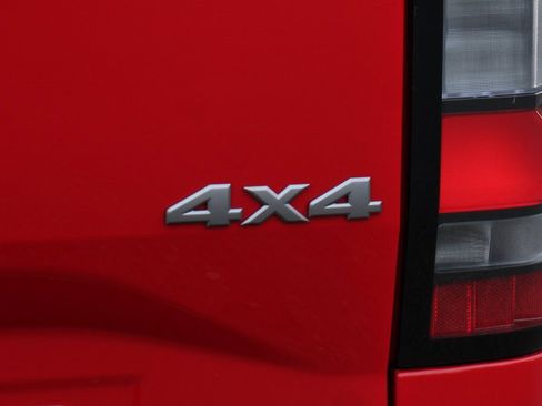 Used 2025 Nissan Frontier SV image 42