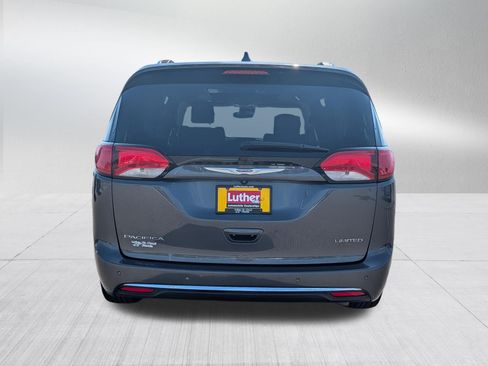 Used 2018 Chrysler Pacifica Limited w/ Tire & Wheel Group FWD image 6