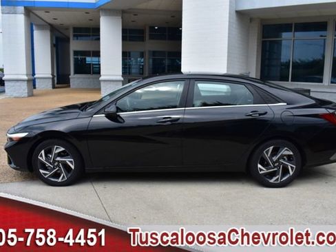 Used 2025 Hyundai Elantra Limited FWD image 7