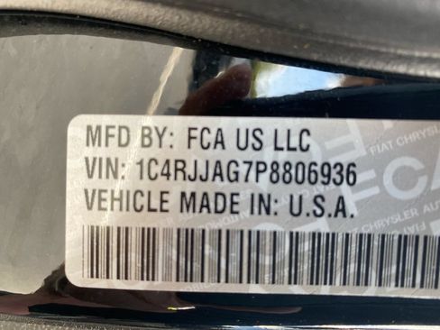 Used 2023 Jeep Grand Cherokee L Laredo RWD image 32