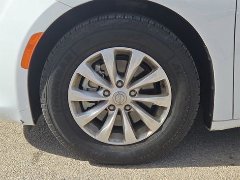 Used 2017 Chrysler Pacifica Touring-L image 11