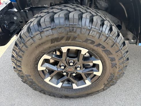 Used 2024 Jeep Gladiator Rubicon w/ Technology Group AWD/4WD image 35
