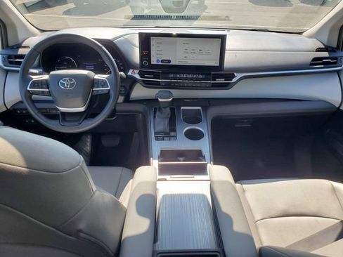 Certified 2025 Toyota Sienna XLE FWD image 13