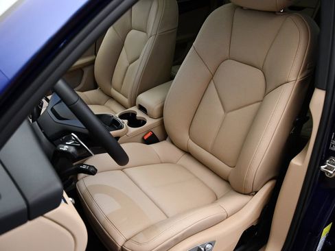 Used 2025 Porsche Macan image 37