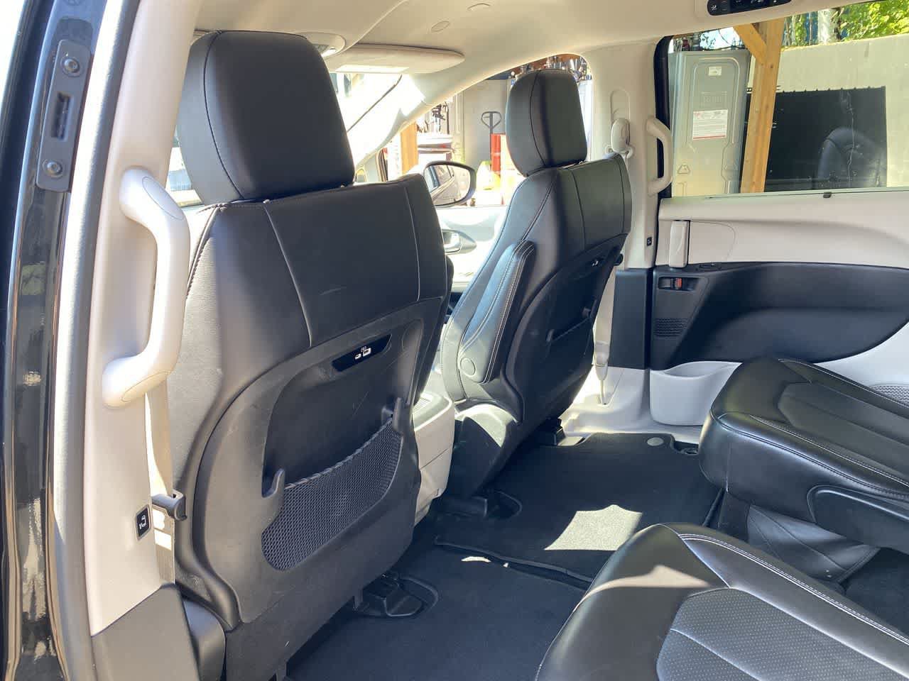 Used 2023 Chrysler Pacifica Touring-L FWD image 15