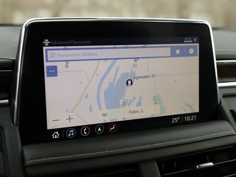 Used 2021 Chevrolet Tahoe Premier w/ Premium Package image 17