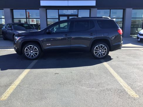 Used 2017 GMC Acadia SLT image 3
