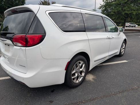 Used 2018 Chrysler Pacifica Limited FWD image 5