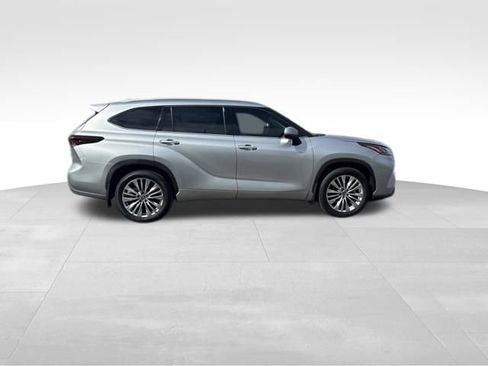 Used 2025 Toyota Highlander Platinum image 5