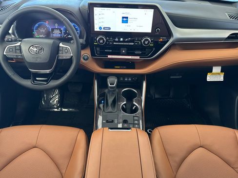 New 2026 Toyota Highlander Platinum image 12