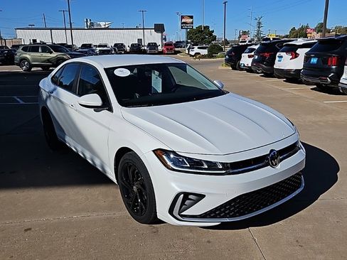 Used 2025 Volkswagen Jetta SE image 3