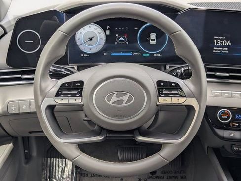 Used 2024 Hyundai Elantra SEL w/ Convenience Package image 20